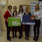 Directivos de Carrefour con los de la asociación de jubilados. DL