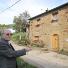 Uno d elos 200 vecinos de Santa Cruz de Montes muestra la casa más antigua del pueblo.