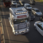 Un grupo de transportistas ralentiza el tráfico con sus camiones para protestar por el alza de los precios del combustible. BRAIS LORENZO