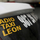 Los taxistas locales denuncian la competencia desleal de vehículos con licencias de otros municipios que tienen convenios con las mutuas.