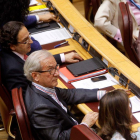 Morano, en primer término, junto a Luis Aznar, justo en el momento de una de sus votaciones.