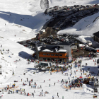 Los amantes del esquí en la estación invernal de San Isidro. MARCIANO PÉREZ