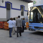 Los viajeros estrenan los autobuses que comunican la estación de Feve y La Asunción.