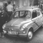 Piedad Álvarez Rubio posa junto a su microtaxi en el punto de parada que tenía junto a la plaza de las Palomas.