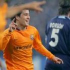 El delantero del Barcelona Bojan sonríe tras conseguir ayer el gol de la victoria de su equipo