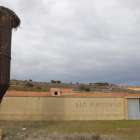 Una pintada rechaza la construcción de las balsas en los municipios de Cimanes y Carrizo. JESÚS