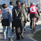Un grupo de estudiantes, junto a un ciclista, transitando por un carril-bici cerca de la Universidad.