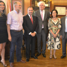 Junceda y Hermida, en el centro de la imagen, junto a los responsables de sus equipos.