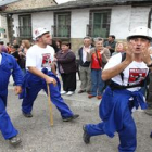 El apoyo de los vecinos anima a los mineros pese al cansancio de la marcha.