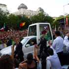 Benedicto XVI, a bordo del Papamóvil Mercedes ML 430, pasando por delante del Nazareno del Dulce Nombre.