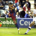 El barcelonista Adriano golpea el balón ante la oposición del defensor del Ceuta Baigorri.