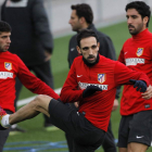 Los jugadores del Atlético de Madrid entrenan para el partido de hoy ante el Athletic.
