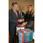 El presidente de las Cortes recibe el presupuesto de Del Olmo.