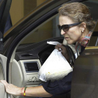Elena con un melón en una bolsa visita al Rey.