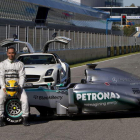 Hamilton y Rosberg sentados en el W04 con el que la escudería alemana busca brillar en el Mundial.