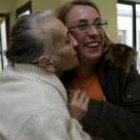 Ángeles abraza a su hija durante la visita semanal en la residencia de Huerga de Garaballes