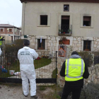 La policía científica investiga las causas del incendio registrado en una casa rural en Tordómar, Burgos.