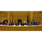 El presidente de la gestiora del PSOE, Javier Fernández, presidió la reunión de los diputados y senadores socialistas que tuvo lugar ayer en el Senado. MARISCAL