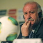 Del Bosque llega a León tras su estancia en Brasil con motivo del sorteo de la Copa Confederaciones.