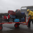 Operario con equipaje de bodega en el aeropuerto de León. ARCHIVO