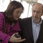 La portavoz en el Congreso, Soraya Rodríguez, conversa en Valencia con Rubalcaba.