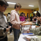 Un momento de la jornada de simulacro en las urnas en el IES Ramiro II. JESUS F. SALVADORES