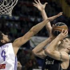 La consistencia del Madrid en la zona le permitió ganar ante el Cajasol