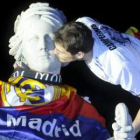 Casillas besa la estatua de Cibeles después de colocarle la bandera y la bufanda del Madrid.