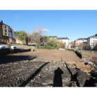 Estado del suelo acondicionado para el nuevo aparcamiento, junto al canal de Cornatel a su paso por la calle Esteban de la Puente. L. DE LA MATA