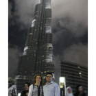 Virginia y Jordi delante del Burj Khalifa, el edificio más alto del mundo con 828 metros.