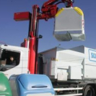 Un operario del servicio de Limpieza realiza desde un camión la recogida selectiva de basuras en Vil