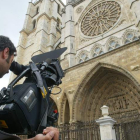 Un operario retratando la Catedral durante el la grabación de la serie ‘Nuestros caminos a Santiago’, en 2004. NORBERTO