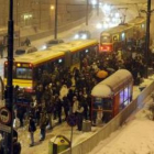 Una gran nevada colpasó ayer la capital de Polonia, Varsovia, ante el bloqueo del transporte.