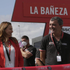 Javier Guillén, director general de la Vuelta, junto a Cristina Álvarez, ayer en La Bañeza. FERNANDO OTERO