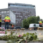 Flores y velas recuerdan las víctimas de la matanza.