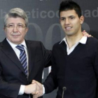 Agüero posa junto a Cerezo después de renovar hasta el 2014 .