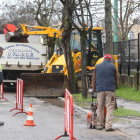 La brigada de obras municipal iniciando las labores de reparación de calles en Compostilla.