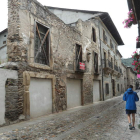 Un peregrino, ayer a su paso por la Calle del Agua de Villafranca. ANA F. BARREDO