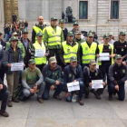 Un grupo de forestales leoneses, ayer a las puertas del Congreso protestando por la Ley.