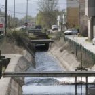 El Canal Bajo del Bierzo, en una imagen reciente a su paso con agua de riego por el barrio ponferrad
