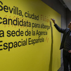 El alcalde de Sevilla, Antonio Muñoz, celebra que la ciudad haya sido elegida para acoger la sede de la Agencia Espacial Española. DAVID ARJONA