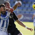 Nano pelea el balón con un jugador del Recreativo en una acción del partido disputado ayer en el Nuevo Colombino de Huelva.