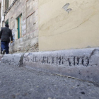 Lápida en la calle del Maestro Uriarte, en el barrio de San Esteban, donde parece leerse el nombre de Daniel Redondo.