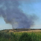 El humo del fuego declarado en Valdepolo se veía desde varios puntos de la provincia. DL