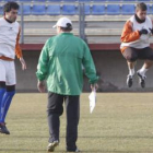 Yosu Uribe planifica el equipo con el que jugará frente al Osasuna B el domingo.