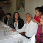 Isabel Baílez entre los presidentes de los centros de día Marina Núñez y Antonio Páramo.
