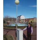 Martínez, junto a una de las farolas que se renovarán.