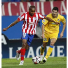 El Atlético Paulo Assunç£o da Silva controla el balón.