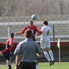 Cristian, derecha, disputa un balón de cabeza con el abulense Javi López.