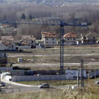 Vista del chalé que se construye Zapatero en Eras de Renueva, en primer término con la grúa.